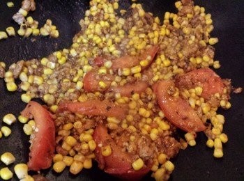 step7: 加入所有「<span class="group_2">配料</span>」及「<span class="group_3">汁料</span>」燴煮，炒勻。