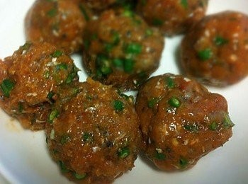 step3: 將鯪魚肉搓成一個個圓形，備用。