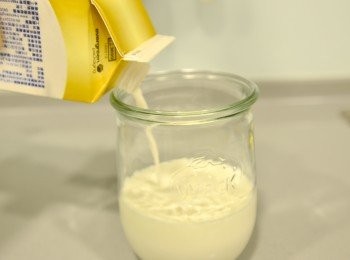 step1: 容器洗淨消毒乾淨，倒入牛奶500ml