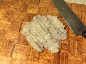 step2: 壓平的蝦膠用刀剁2-3分鐘