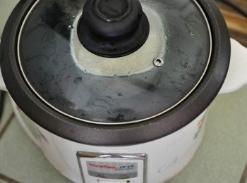 step8: 放入電鍋中，外鍋約1.5量杯水蒸煮至電源跳起悶約10分鐘