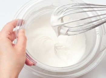 step11: 打發至舉起打蛋器時，鮮奶油可以拉出柔軟的尖角為止