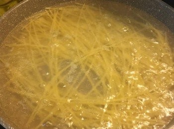step3: 用鍋煮滾水後, 加入少許鹽、橄欖油、意粉, 以中大火煮約6-8分鐘, 然後撈起隔水備用