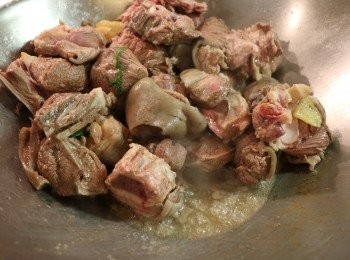 step3: 炒鍋中放入4大匙油燒熱，加入薑、蔥爆香後，放入已洗淨的羊肉用大火拌炒約10分鐘，然後沿鍋邊倒入米酒，繼續翻炒約5分鐘至逼出油脂。