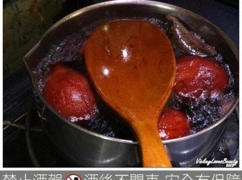 step5: 在熬煮的過程中，為了要使西洋梨可以完全的浸泡在紅酒香料裡 建議可以在鍋內倒扣放入適當大小的耐熱磁盤來幫忙受熱上色均勻 或是在熱煮時，也要適時的幫西洋梨澆上熱紅酒香料也行 煮至沸騰後轉小火蓋上鍋蓋燜５分鐘左右，直接放涼 等放涼了之後再開火煮至滾沸後熄火，蓋上鍋蓋燜５分鐘再放涼 也可以趁熱食用