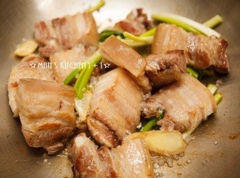 step3: 加入蔥段、薑片、蒜一起爆香，並放入冰糖且炒到冰糖融化。