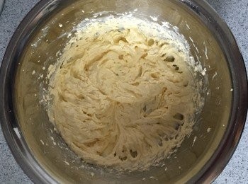 step2: 牛油、砂糖用機或手打起，然後加入雞蛋攪滑。