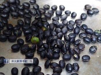 step2: 黑豆洗淨，放入鋼煲內炒至表面爆開。