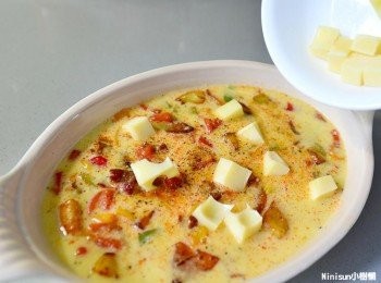 step6: 灑上卡門貝爾起士 放入預熱好的烤箱200度烤15分鐘