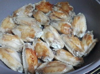 step7: 中火煎至底面呈金黄色，返轉另一面