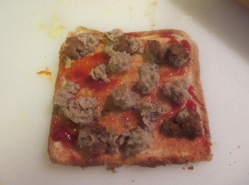 step3: 放上肉丸，也可放番茄 ，黄瓜 ，香肠 ，洋葱 ，火腿 ，蘑菇 ，洋葱， 玉米等等，自己喜歡吃的就可以