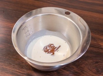 step13: 蛋糕面做法：把淡忌廉倒入步驟 1 中，靜置 5 分鐘。