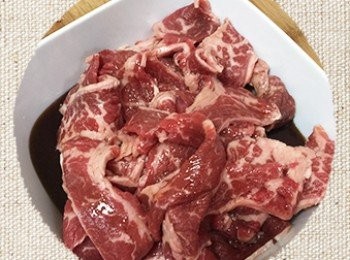 step1: 牛肉加入一些味霖、醬油醃製10分鐘。
