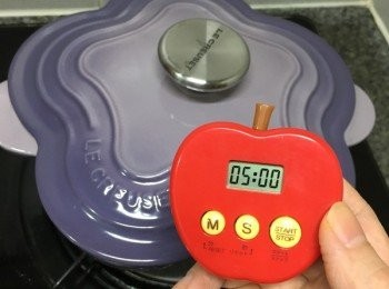 step6: 中細火關蓋煮5分鐘, 後關火焗30分鐘即成