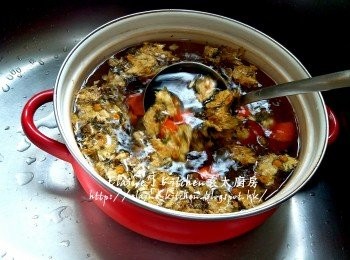 step3: 乾菊花放入煲內 , 逐一放入甘旬及薏米 , 加入3500ml水拌勻