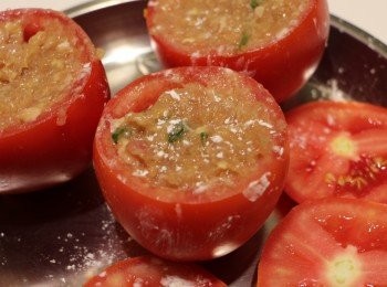 step3: 先將蕃茄內側抹上太白粉，再將肉泥塞滿