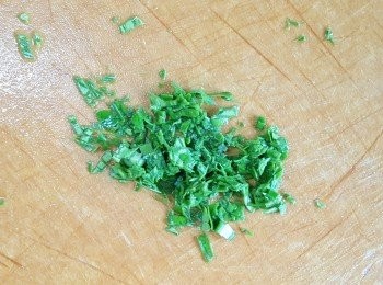 step3: 檸檬葉切成蓉備用。