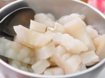 step5: 放入苦瓜塊用含有多種營養成分，幫助體內活化及抗氧，可調節機能的精選油品【玄米油】邊炒邊悶煮約莫5分鐘