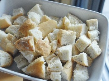 step2: 先將麵包切丁，下橄欖油，蒜粉及巴西里粉Parsley拌勻