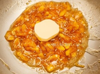 step4: 等到鳳梨醬開始變濃稠後加入奶油拌勻並放涼備用。