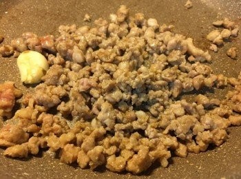 step4: 放少許油、蒜頭落鑊爆香後，加入醃好既豬肉碎炒至金黃色，完全熟透就可以撈起