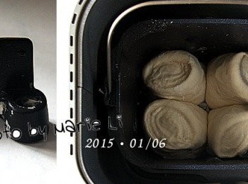 step4: 將麵包機容器裡的《麵包葉片》取出來
四份麵捲各佔麵包機容器的一角擺放
蓋上麵包機上蓋讓它自行繼續走完行程
至吐司烘烤完成出爐即可。

這個動作主要是讓麵糰間的空隙縮小
出爐的麵包體孔洞會比較少
成品的口感也就會比較綿密柔軟
這個小撇步是上回參觀《 僑泰興麵粉廠 》時
跟資深的顧問級麵包師傅學來的喔！