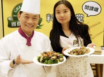 step1: 備料：將海瓜子先泡在熱水中、蒜頭拍扁、薑切末、辣椒切丁、九層塔取4片切末，