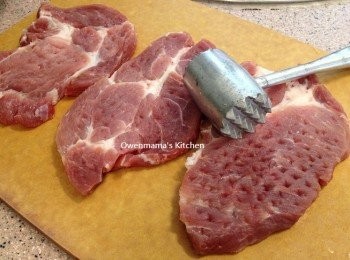 step1: 豬扒解凍， 剁鬆， 切件