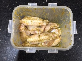 step2: 2.所有<span class="group_2">醃料</span>直接放入密實盒中，下<a href="https://bit.ly/3zHU5V3" target="_blank" data-keyword="雞翼" class="guide-link"><strong>雞翼</strong></a> <span style="display:inline-block;vertical-align:middle;margin-top:-3px;color:initial;border-radius:3px;padding:2px 3px;font-size:12px;line-height:14px;background:#87d300;color:#fff;">即買</span> ，shake幾下，<span class="group_2">醃料</span>就會均勻地癡喺<a href="https://bit.ly/3zHU5V3" target="_blank" data-keyword="雞翼" class="guide-link"><strong>雞翼</strong></a> <span style="display:inline-block;vertical-align:middle;margin-top:-3px;color:initial;border-radius:3px;padding:2px 3px;font-size:12px;line-height:14px;background:#87d300;color:#fff;">即買</span> 身上，放入雪櫃一日或以上(期間要轉下個盒，等其他<a href="https://bit.ly/3zHU5V3" target="_blank" data-keyword="雞翼" class="guide-link"><strong>雞翼</strong></a> <span style="display:inline-block;vertical-align:middle;margin-top:-3px;color:initial;border-radius:3px;padding:2px 3px;font-size:12px;line-height:14px;background:#87d300;color:#fff;">即買</span> 都可以接觸到更多<span class="group_2">醃料</span>）