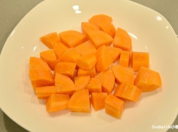 step2: 胡蘿蔔切塊備用