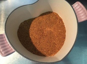 step3: 平舖在烤模/鑄鐵鍋底下，用湯匙壓平，放冰箱冷藏定型