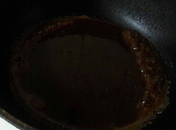 step6: 平底鍋洗淨後抹乾 , 把<span class="group_2">黑醋蜂蜜芥末醬汁</span>加入煮滾