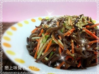 step5: 再加入其餘<span class="group_2">調味</span>料及芝麻，再拌勻。放入雪櫃冷藏一小時即可。