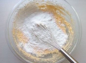 step7: 將已混合過篩的粉類二次過篩後加入，併加入檸檬汁，並用橡皮刮刀或攪拌器攪拌均勻。