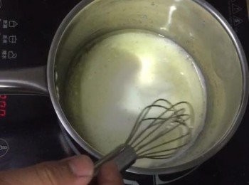 step1: 粉類先過篩，材料a(糖26 克。 生油/菜油38克。奶80 g )先煮至小滾關火