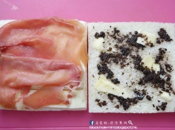 step2: 一邊加上風乾火腿，另一面就塗牛油和黑松露醬。