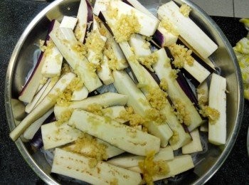 step4: 於茄條上鋪上卡驟2的蒜蓉，隔水蒸20分鐘。