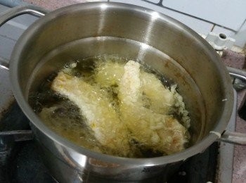 step4: 中火炸熟, 放廚紙上略吸油份， 便可食用