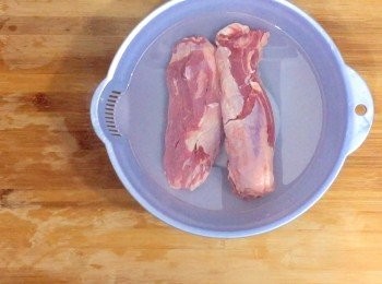 step1: 牛腱先浸水大約一小時，拿出來抹乾