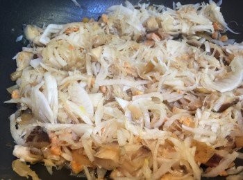 step7: 3分鐘後，加入蘿蔔一起炒。