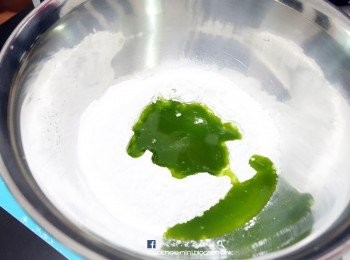 step2: 將糯米粉過篩，分段加入斑蘭汁，慢慢搓成麵糰，搓至不黏手即可，需要時可以加糯米粉或清水。