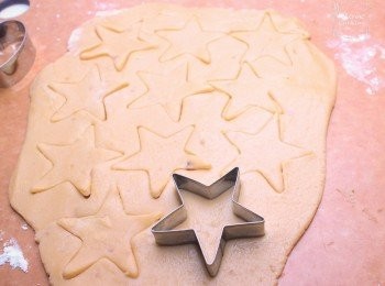 step7: 枱面灑少許麵粉, 之後將麵團輕輕搓軟, 然後桿平至2.5mm左右厚, 用曲奇模壓出曲奇直至粉團用完