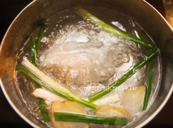 step1: 備一水鍋等水滾後，加入蔥段、薑片、米酒、鹽和<a href="https://bit.ly/3EZL8dD" target="_blank" data-keyword="雞胸" class="guide-link"><strong>雞胸</strong></a> <span style="display:inline-block;vertical-align:middle;margin-top:-3px;color:initial;border-radius:3px;padding:2px 3px;font-size:12px;line-height:14px;background:#87d300;color:#fff;">即買</span> 肉，並持續用大火煮2~3分鐘後，關火並蓋上鍋蓋繼續悶14~15分鐘，直到<a href="https://bit.ly/3EZL8dD" target="_blank" data-keyword="雞胸" class="guide-link"><strong>雞胸</strong></a> <span style="display:inline-block;vertical-align:middle;margin-top:-3px;color:initial;border-radius:3px;padding:2px 3px;font-size:12px;line-height:14px;background:#87d300;color:#fff;">即買</span> 熟透即可起鍋放涼備用。