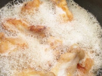 step3: 放入油中炸至金黃色