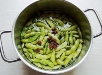 step2: 準備一個湯鍋,放入毛豆,八角及水(水量超過毛豆及可)加入海鹽煮滾,水煮時間約5分鐘(可試吃毛豆熟度),不要煮太久以免豆莢變黃,起鍋前將八角撈起備用