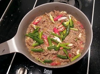 step5: 放入步驟2的沙茶牛肉,加入蔥段以中大火快炒,最後倒入少許的太白粉水做<span class="group_3">勾芡</span>即完成。