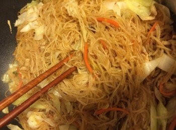 step6: 起鍋前依喜好淋上1小匙烏醋增添香氣。
（我是在地新竹人喲！我媽媽教我米粉不用泡水、炒起來才不會太軟爛不好吃）