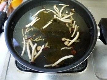 step4: 趁鍋熱倒入泡好的昆布(搶鍋氣)，接著開中大火煮