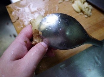 step2: 接著萬能的雙手用湯匙邊緣，刮除死角跟黑黑的地方