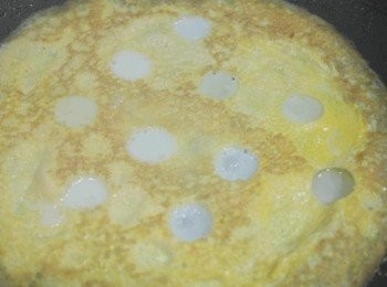 step6: 把蛋皮放回鍋中~分別在小洞裡小心倒入蛋白液(不能太多溢出來喔!!)可以用小湯匙填入蛋白液^^接著開火煎熟凝固後取出，將剛剛炒好的飯包進蛋包裡即完成:)